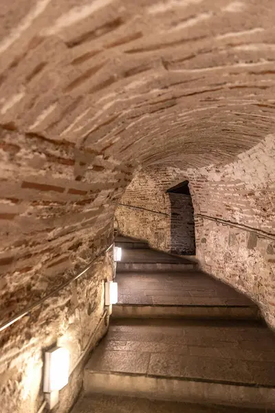 Yunanistan 'ın Selanik veya Selanik başkentindeki Beyaz Kule heykeli ve müzesinden panoramik manzara, yürüyen yayalar, büyük liman, mavi gökyüzü.