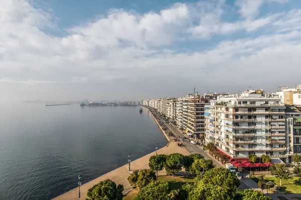 Yunanistan 'ın Selanik veya Selanik başkentindeki Beyaz Kule heykeli ve müzesinden panoramik manzara, yürüyen yayalar, büyük liman, mavi gökyüzü.