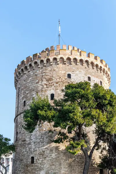 Yunanistan 'ın Selanik veya Selanik başkentindeki Beyaz Kule heykeli ve müzesinden panoramik manzara, yürüyen yayalar, büyük liman, mavi gökyüzü.
