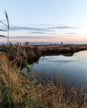 Yunanistan 'ın Trakya kentinde, Türk sınırları yakınlarındaki Feres ve Dedeağaç yakınlarındaki Sulak Ulusal Park Delta Evros' ta güzel bir gün batımı veya gün doğumu manzarası, panoramik.