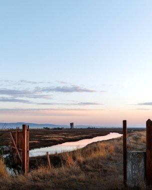 Yunanistan 'ın Trakya kentinde, Türk sınırları yakınlarındaki Feres ve Dedeağaç yakınlarındaki Sulak Ulusal Park Delta Evros' ta güzel bir gün batımı veya gün doğumu manzarası, panoramik.