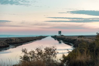 Yunanistan 'ın Trakya kentinde, Türk sınırları yakınlarındaki Feres ve Dedeağaç yakınlarındaki Sulak Ulusal Park Delta Evros' ta güzel bir gün batımı veya gün doğumu manzarası, panoramik.