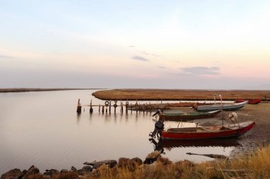 Yunanistan 'ın Trakya kentinde, Türk sınırları yakınlarındaki Feres ve Dedeağaç yakınlarındaki Sulak Ulusal Park Delta Evros' ta güzel bir gün batımı veya gün doğumu manzarası, panoramik.