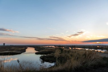 Yunanistan 'ın Trakya kentinde, Türk sınırları yakınlarındaki Feres ve Dedeağaç yakınlarındaki Sulak Ulusal Park Delta Evros' ta güzel bir gün batımı veya gün doğumu manzarası, panoramik.