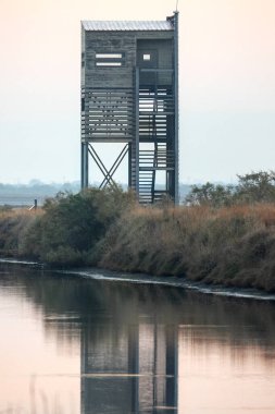 Yunanistan 'ın Trakya kentinde, Türk sınırları yakınlarındaki Feres ve Dedeağaç yakınlarındaki Sulak Ulusal Park Delta Evros' ta güzel bir gün batımı veya gün doğumu manzarası, panoramik.