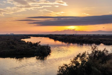 Yunanistan 'ın Trakya kentinde, Türk sınırları yakınlarındaki Feres ve Dedeağaç yakınlarındaki Sulak Ulusal Park Delta Evros' ta güzel bir gün batımı veya gün doğumu manzarası, panoramik.