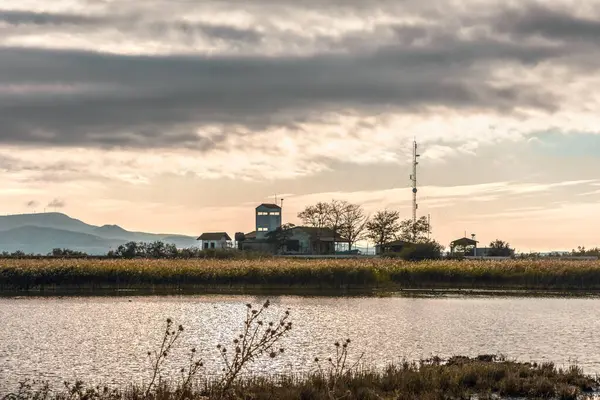 Yunanistan 'ın Trakya kentinde, Türk sınırları yakınlarındaki Feres ve Dedeağaç yakınlarındaki Sulak Ulusal Park Delta Evros' ta güzel bir gün batımı veya gün doğumu manzarası, panoramik.