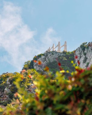 Zalongo Dağı, Preveza Epirus, Yunanistan, 6-5-2024, Zalongo Anıt Dansı, Souliote kadınları ve çocuklarının toplu intiharı, Osmanlı askerlerinin Souli 'deki işgali sonrasında meydana geldi..