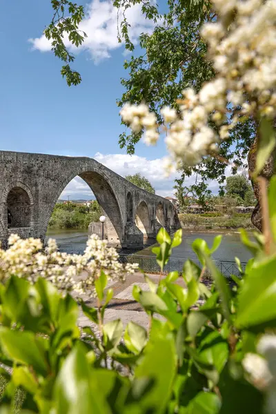 Halk türküsü, Arta Yunanistan 'ın Arachthos Nehri' ni geçen Arta taş köprüsü inşaatı sırasında insan kurban edilişinin hikayesini anlatıyor.
