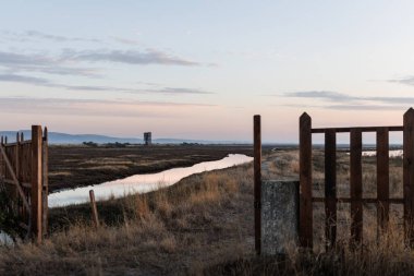 Yunanistan 'ın Trakya kentinde, Türk sınırları yakınlarındaki Feres ve Dedeağaç yakınlarındaki Sulak Ulusal Park Delta Evros' ta güzel bir gün batımı veya gün doğumu manzarası, panoramik.