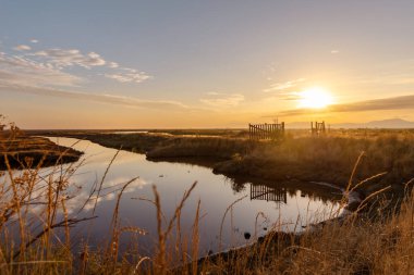 Yunanistan 'ın Trakya kentinde, Türk sınırları yakınlarındaki Feres ve Dedeağaç yakınlarındaki Sulak Ulusal Park Delta Evros' ta güzel bir gün batımı veya gün doğumu manzarası, panoramik.