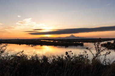 Yunanistan 'ın Trakya kentinde, Türk sınırları yakınlarındaki Feres ve Dedeağaç yakınlarındaki Sulak Ulusal Park Delta Evros' ta güzel bir gün batımı veya gün doğumu manzarası, panoramik.