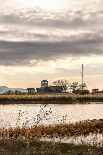 Yunanistan 'ın Trakya kentinde, Türk sınırları yakınlarındaki Feres ve Dedeağaç yakınlarındaki Sulak Ulusal Park Delta Evros' ta güzel bir gün batımı veya gün doğumu manzarası, panoramik.
