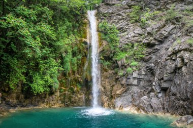 Yunanistan 'ın Iliochori köyü yakınlarındaki Balta di Stringa Şelalesi' ne yürüyüş, bahar mevsimi, açık hava aktiviteleri için güzel bir manzara..