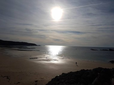 Denizin üzerinde güzel bir gün batımı