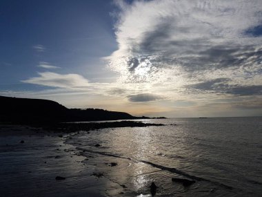 Denizin üzerinde güzel bir gün batımı
