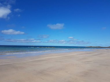 Mavi gökyüzü olan güzel sahil