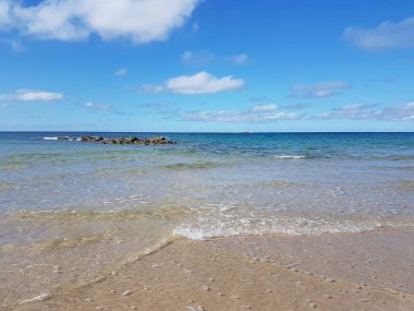 Mavi gökyüzü olan güzel sahil