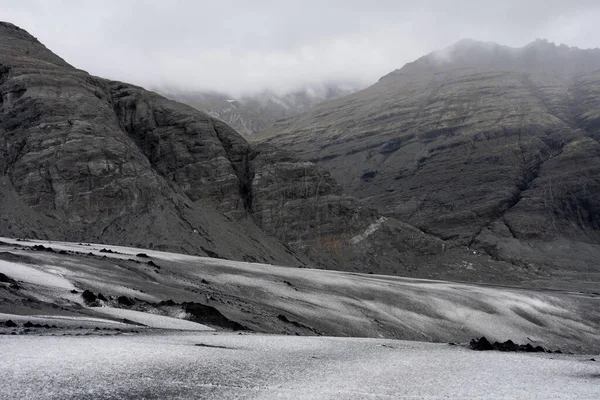 Islantilaiset Vuoret Pilvien Peitossa — kuvapankkivalokuva