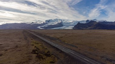 Karla kaplı bir dağ manzarası