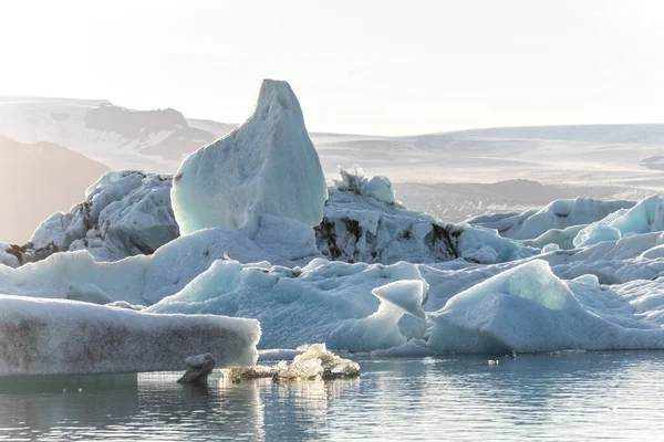 Arka planda dağ olan bir su kütlesi.
