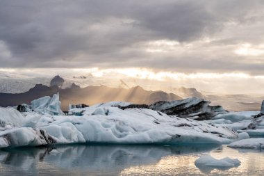 Jokulsarlon, İzlanda 'da Vatnajokull' un Günbatımı 