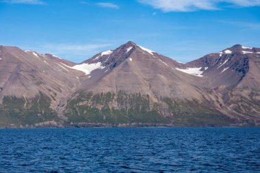 Akurery yakınlarındaki İzlanda fiyortlarında dağ ve su