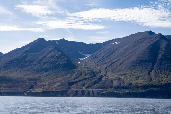 Βουνό Και Νερό Στα Ισλανδικά Φιόρδ Κοντά Στο Akurery — Φωτογραφία Αρχείου