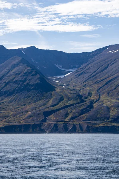 Akurery附近冰岛峡湾的山与水 — 图库照片