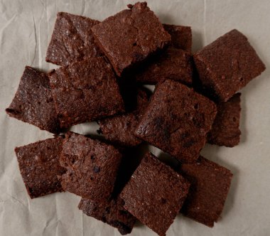 Kahverengi kağıdın üstündeki brownilere bakıyorum. 