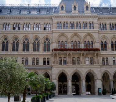 Viyana, Avusturya - 7 Ağustos 2023: Gotik Viyana Belediyesi Rathaus 'tan Atrium