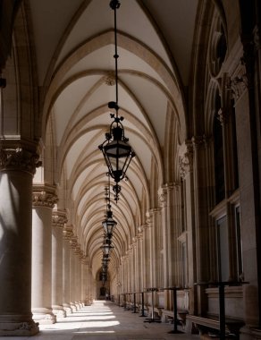 Viyana, Avusturya - 7 Ağustos 2023: Rathaus 'taki Gotik Archway Viyana Belediye Sarayı