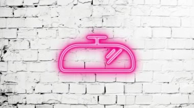Parlayan, neon renkli araba dikiz aynasının beyaz duvardaki yansımasının video görüntüleri. Lazer Pictogram animasyonu. Kusursuz döngü. 4k video.