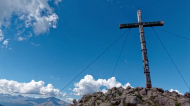 Yazın dağların manzarası