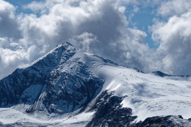 Karlı güzel dağ manzarası
