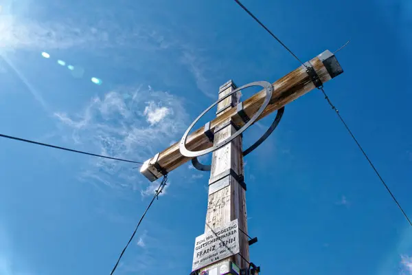 Mavi gökyüzünün arka planında bir teleferik.
