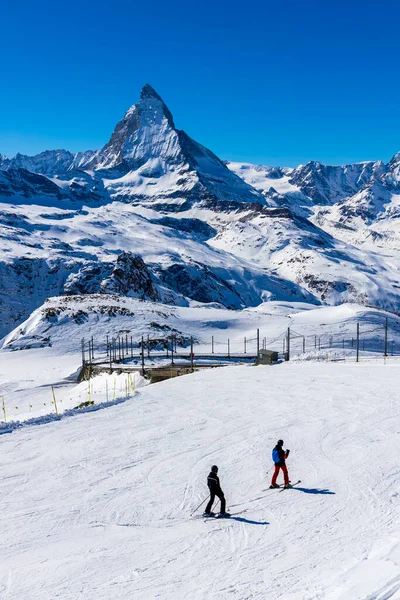 Two Skiers Way Ski Slope Swiss Alps Sunny Day Matterhorn — 스톡 사진