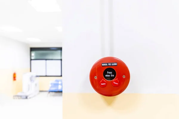 Una Forma Circular Roja Botón Alarma Incendios Dentro Del Hospital — Foto de Stock