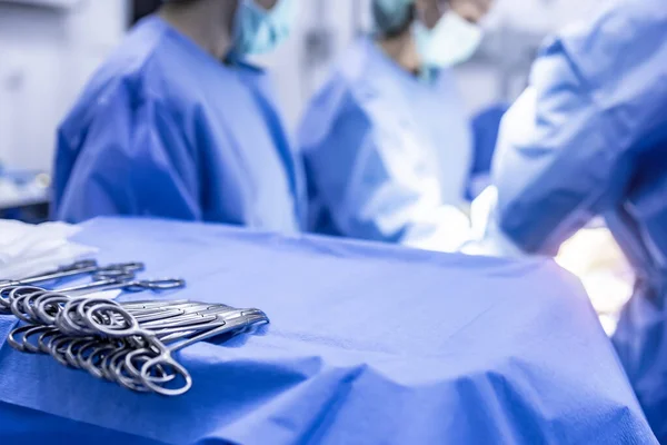 Cerrahi Tepside Cerrahi Kıskaçlar Tıbbi Gereçler Mavi Üniformalı Doktor Cerrahlardan — Stok fotoğraf