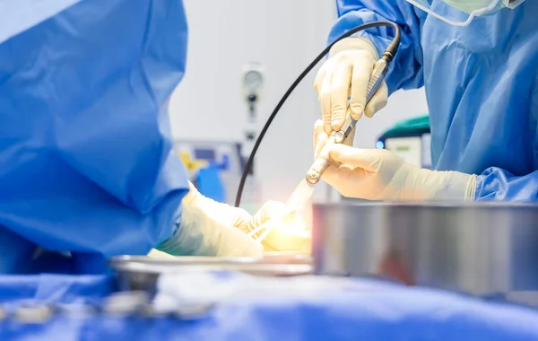 Hastanedeki Ameliyathanede Mavi Üniformalı Doktor Veya Cerrah Ortopedik Ameliyat Yaptı — Stok fotoğraf