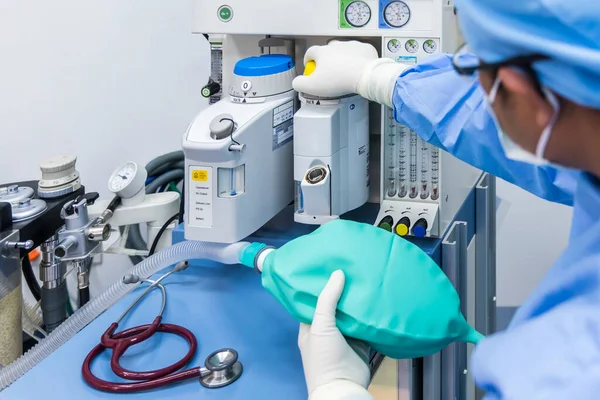 Anestezi Uzmanı Doktor Hastanedeki Ameliyathanede Anestezi Makinesiyle Çalışıyor Ambar Çantalı — Stok fotoğraf