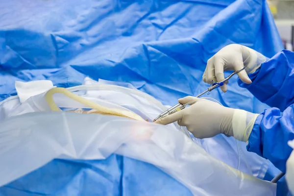 Mavi Elbiseli Doktor Cerrah Ortopedik Ameliyat Odasında Arka Planı Bulanık — Stok fotoğraf