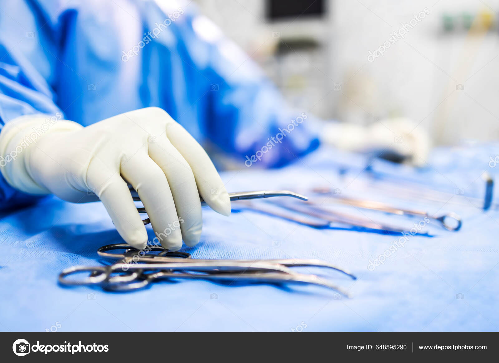 Ruka Lékaře Nebo Chirurga Modrých Šatech Vyzvednout Chirurgické Svorky  Nástroje — Stock Fotografie © cvtman@hotmail.com #648595290