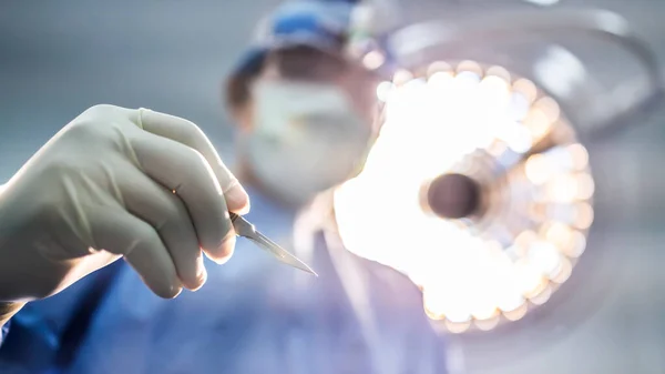 Doktor Mavi Üniformalı Cerrah Cerrahi Bıçak Neşter Tutarak Cerrahi Ameliyathanede — Stok fotoğraf