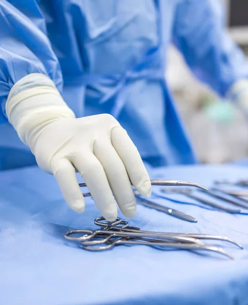 Mavi Cüppeli Bir Doktor Cerrah Ameliyathanede Arka Planı Bulanık Cerrahi — Stok fotoğraf