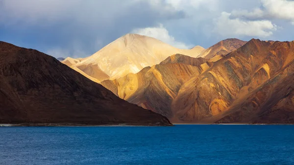 Pangong Gölü 'nün ağaçsız güzel manzarası. Sabah ya da akşam mavi renkli gölle güneş ışığı. Kuzey Hindistan, Ladakh' ın kışın manzarası..