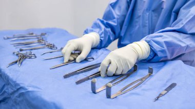Hemşire ya da cerrah hastanedeki ameliyat odasındaki ameliyat masasından tıbbi ekipman alır. İnsanlar ameliyat için araç kullanır. Treyde kıskaç ya da makas kullanılır.