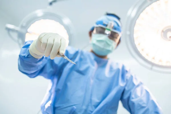 Cerrah Doktorun Ameliyat Odasında Neşter Tutmasının Yükselişi Bulanık Cerrahi Arka — Stok fotoğraf