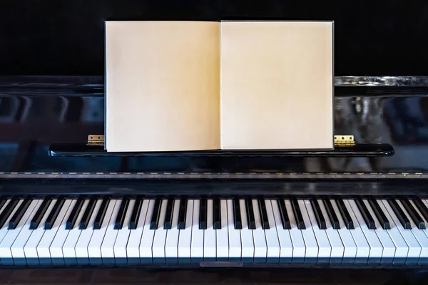 Pianoklavier Met Muzieknotebook Concert Blanco Vel Papier Zwarte Grand Piano — Stockfoto