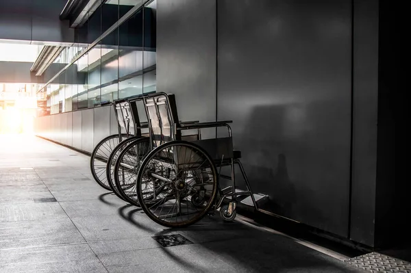 응급실에서 휠체어 준비를 정형외과 환자를 휠체어 과가벼운 보도나 공항을 휠체어 — 스톡 사진